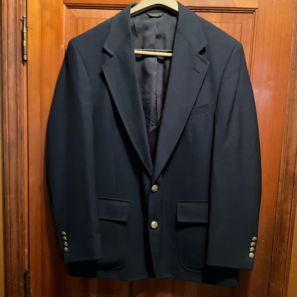 Men’s navy 42 R sport coat. Hunter Haig brand Preowned